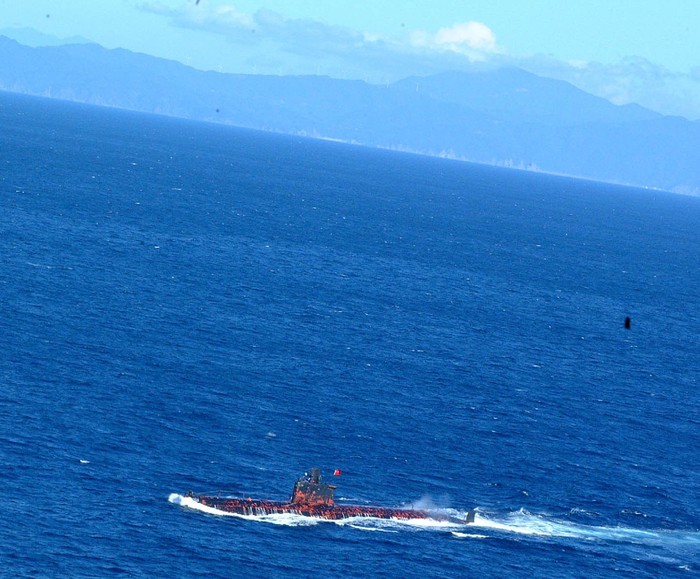 Năm 2005, tàu ngầm Hải quân Trung Quốc đi qua eo biển Osumi